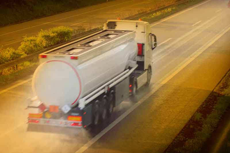 Ein Silo-Lkw transportiert chemische Erzeugnisse.